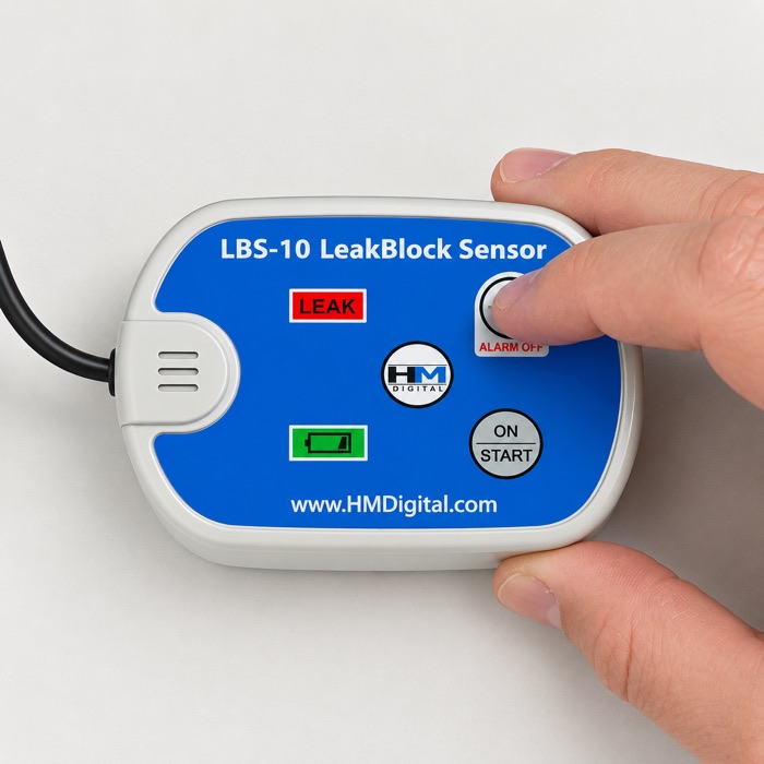 Finger drückt den oberen Knopf OFF/CLOSE – ALARM OFF am AquaStop-Melder